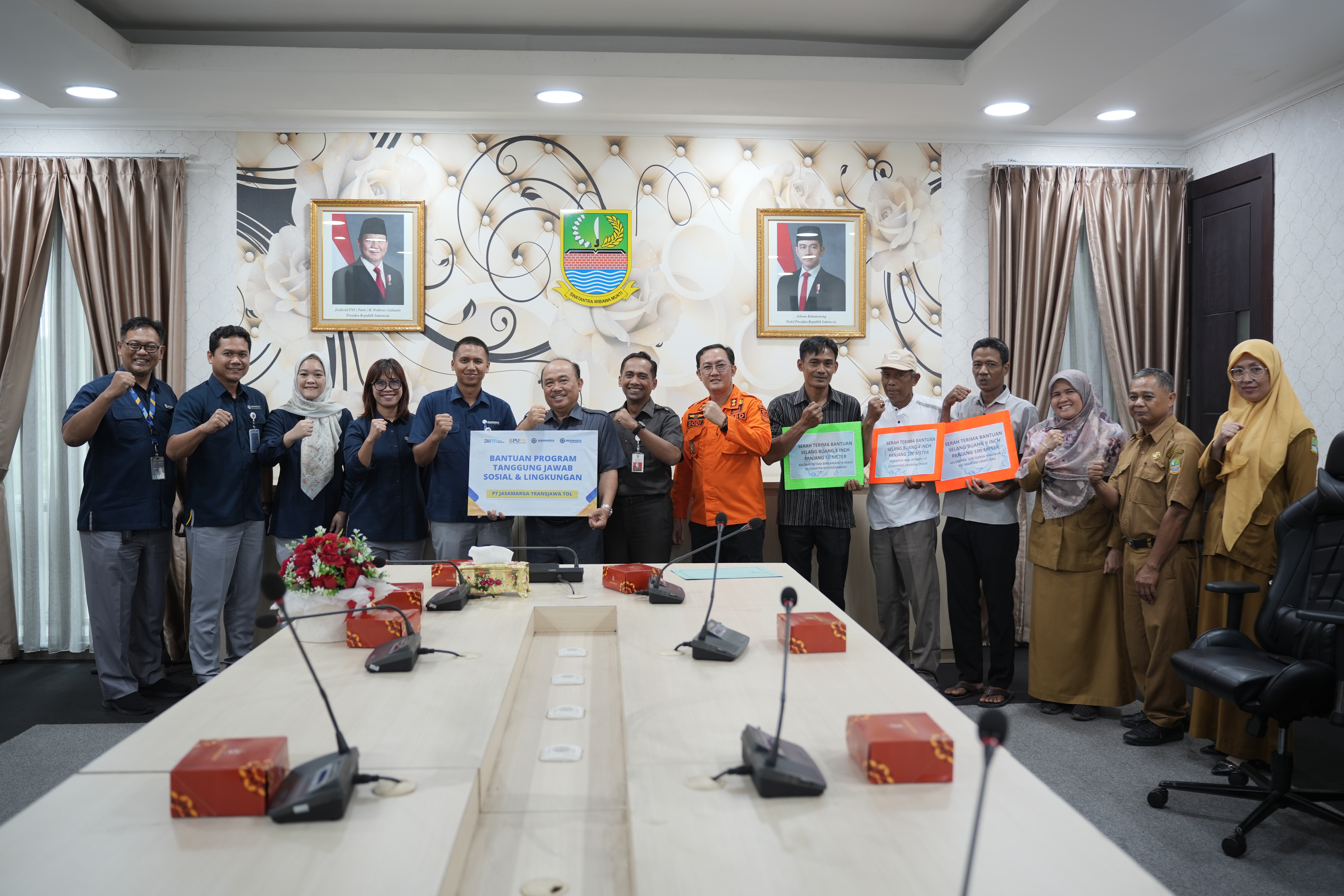 Pemberian Bantuan Selang Pompa Air Pertanian PT Jasamarga Transjawa Tol